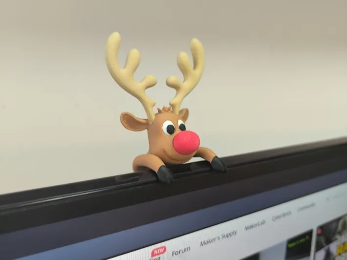 Boneco reninha no monitor